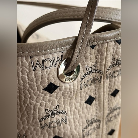 ๐SOLD๐ MCM Beige Women's Liz Shopper Visetos Medium No Zip Pouch With Dustbag - Picture 5 of 10